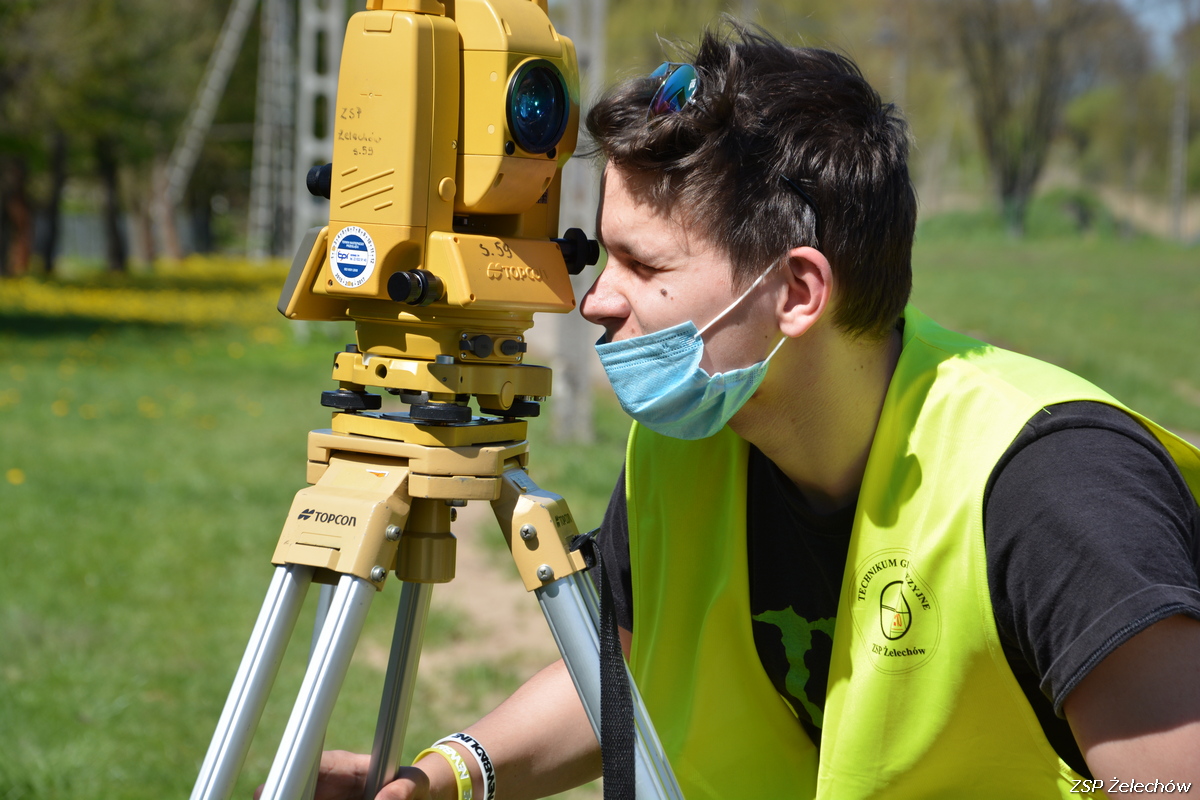 Ćwiczenia terenowe w Technikum Geodezyjnym