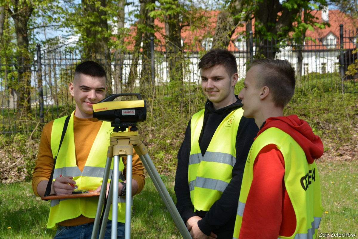 Zajęcia terenowe - Technikum Geodezyjne